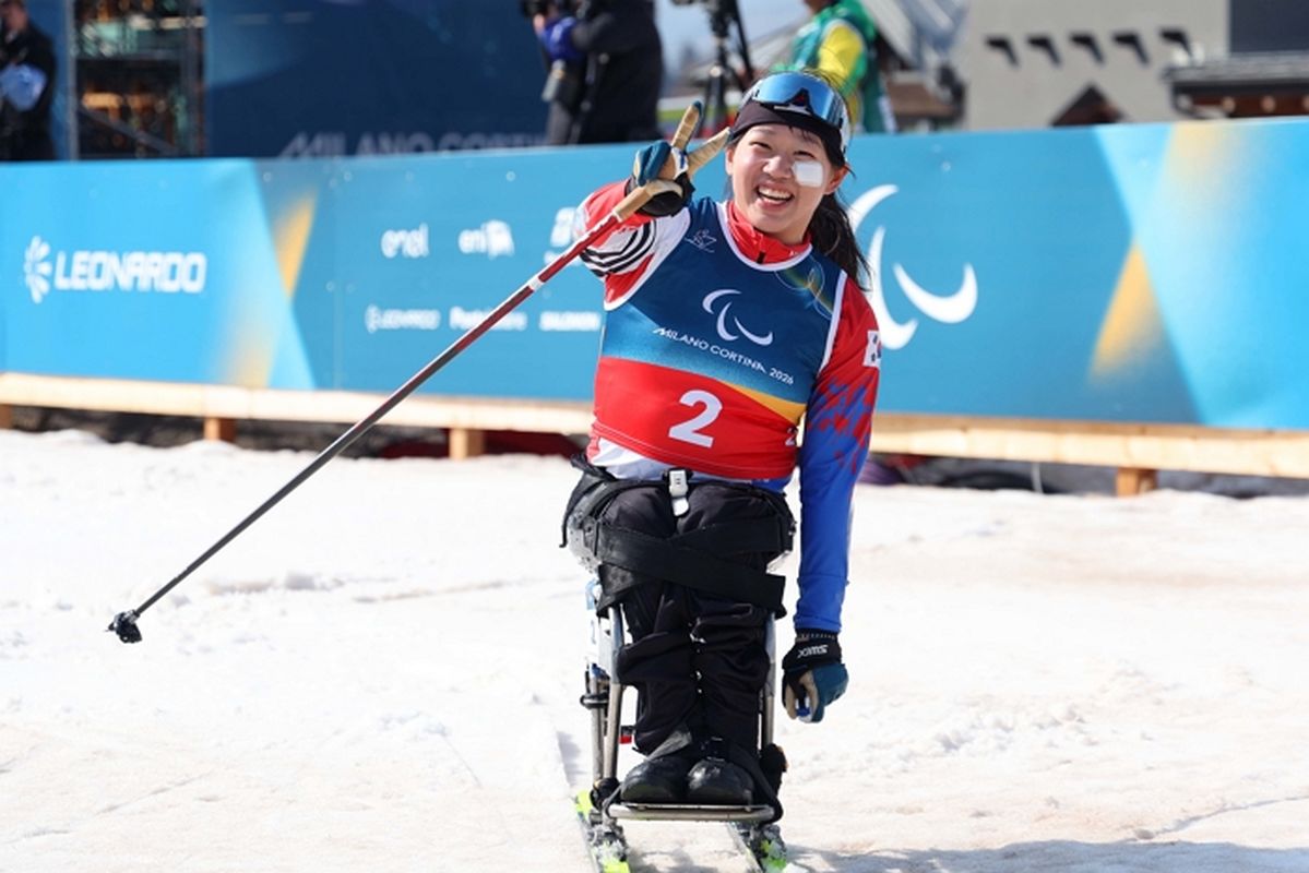 '괴물소녀' 김윤지, 패럴림픽서 금 이어 은까지... 한국 여자 최초 '멀티메달' 달성