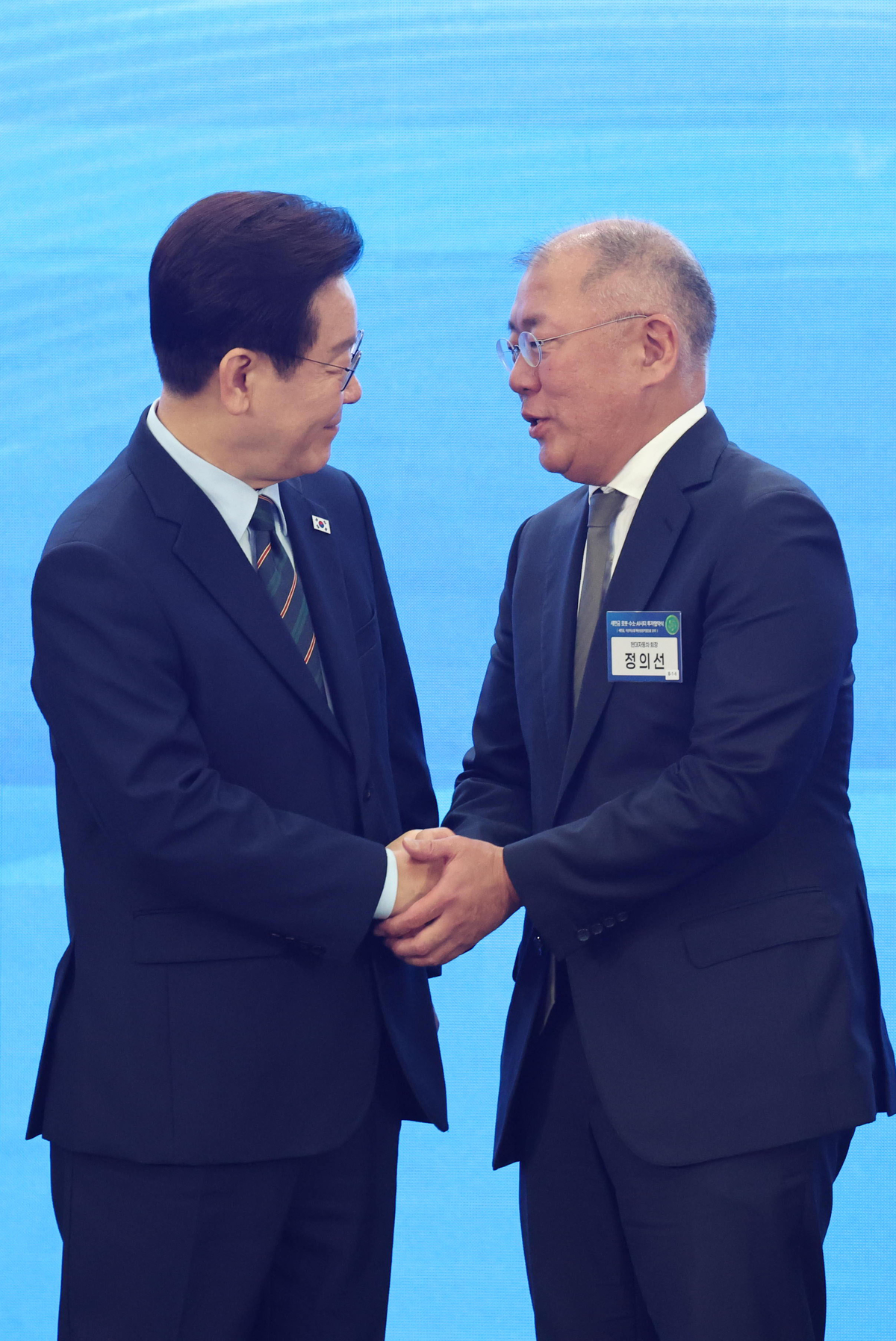 이재명 대통령과 정의선 현대자동차 회장이 지난달 27일 전북 군산시 새만금 컨벤션센터에서 열린 새만금 로봇·수소·AI 시티 투자협약식에서 악수를 하고 있다 / 뉴스1