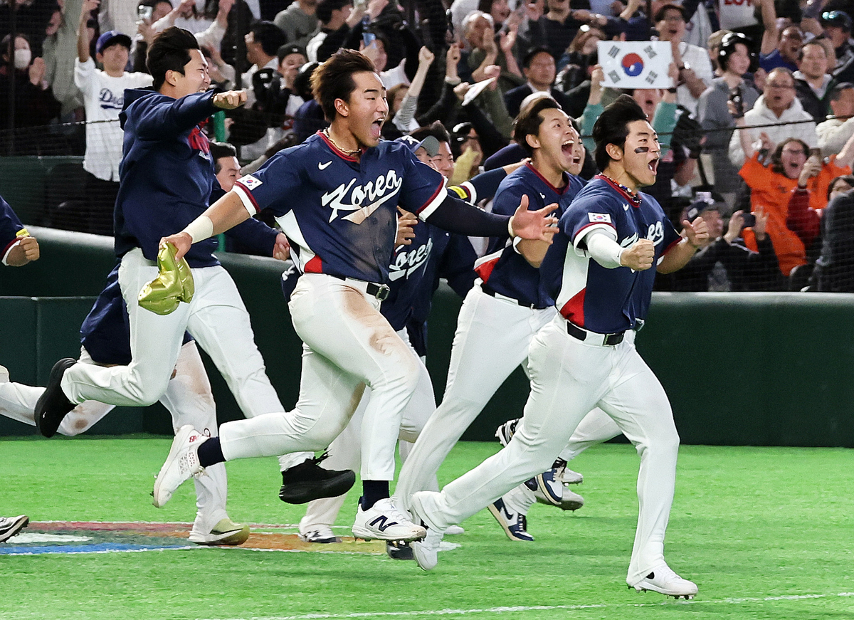 지난 9일 일본 도쿄돔에서 열린 2026 월드베이스볼클래식(WBC) 조별리그 C조 대한민국과 호주의 경기, 7-2 승리로 8강 진출을 확정지은 대한민국 선수들이 환호하고 있다 / 뉴스1