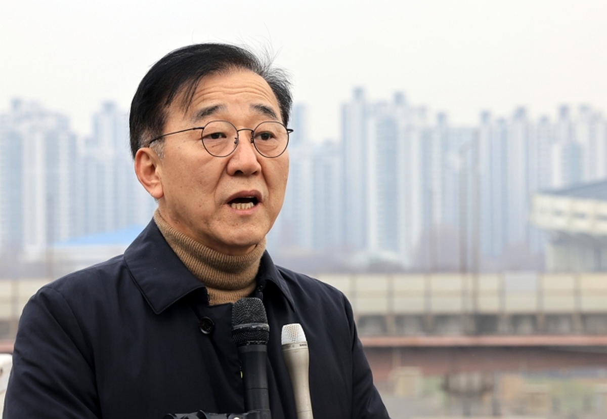 origin_질문답변하는김윤덕장관 (1).jpg