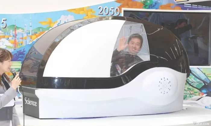 미라이 인간 세탁기에 들어간 요시무라 지사 /&nbsp;時事通信社