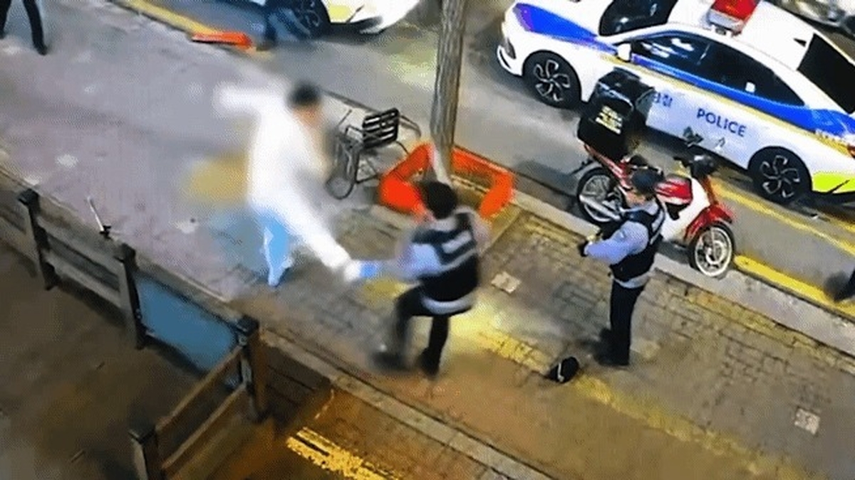 origin_영상테이저건맞고도멀쩡…아찔했던거구의묻지마범죄 (1).jpg