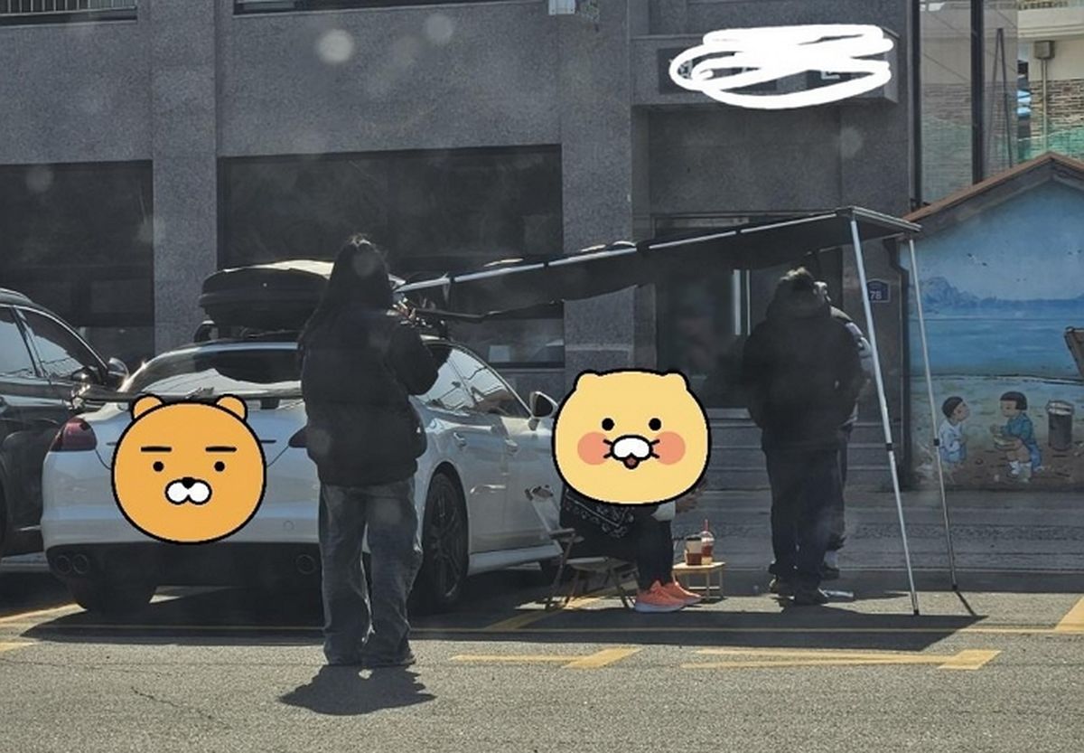 ‘오픈런’ 하려고 식당 앞 공용주차장 2칸 차지하고 ‘타프’까지 친 외제차 차주