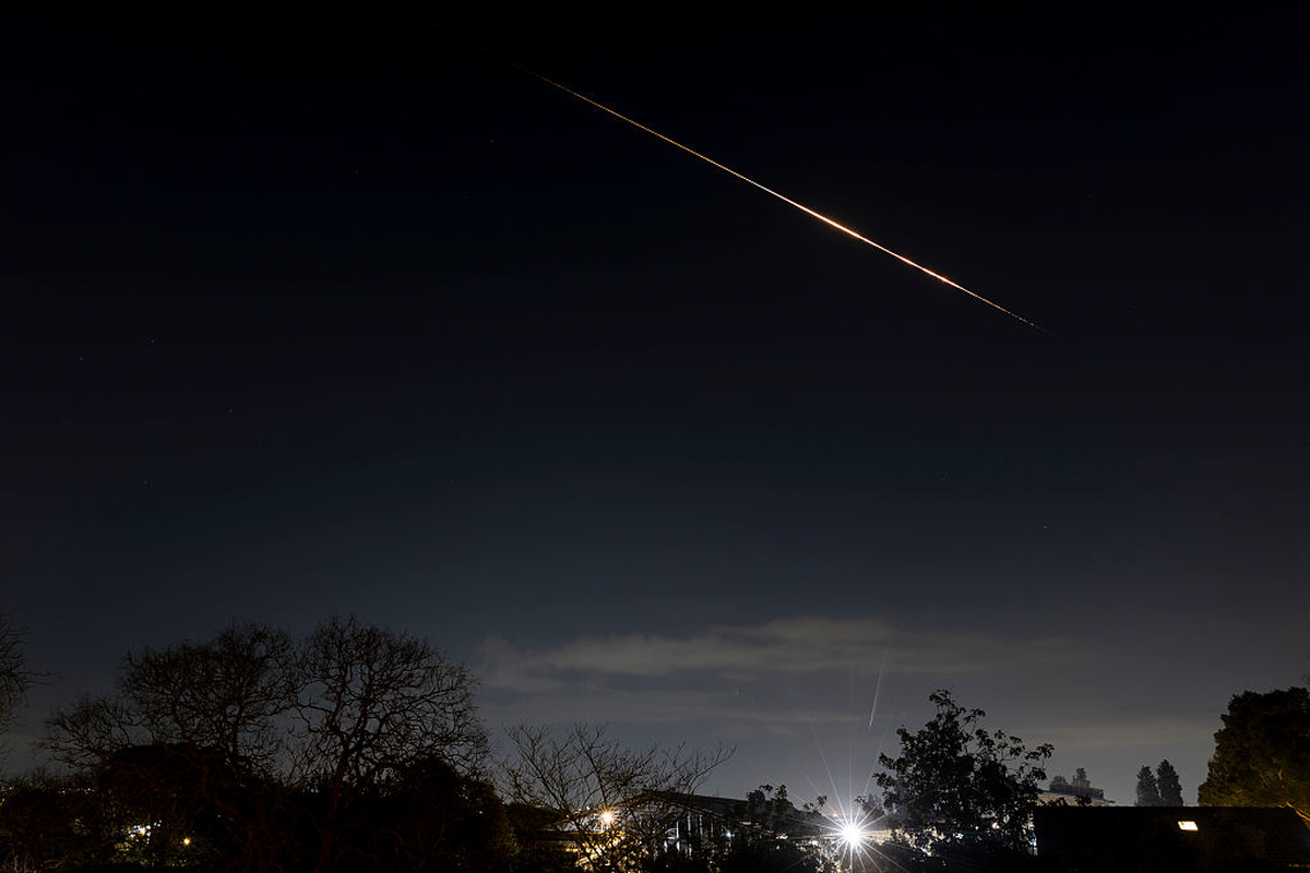 2026년 3월 7일, 이스라엘 북부 상공에서 목격된 이란이 발사한 탄도 미사일 / GettyimagesKorea