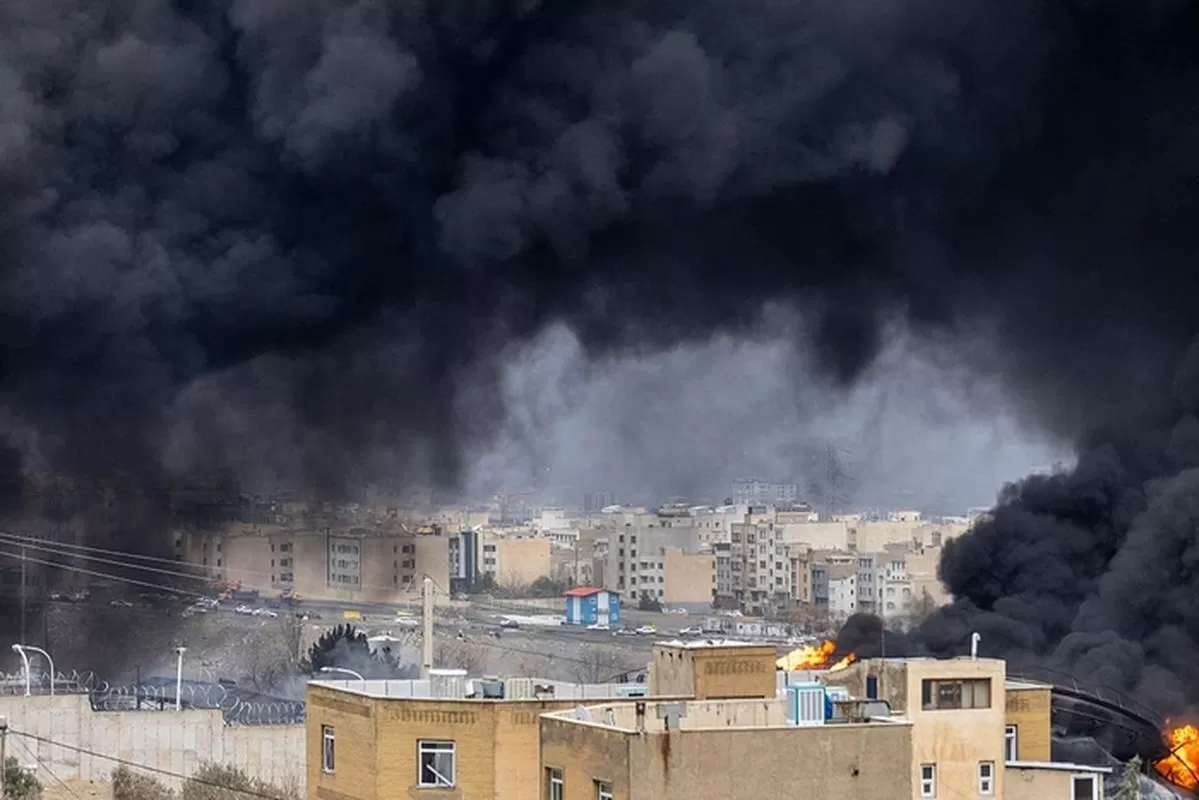 2026년 3월 8일 이란 테헤란에서 밤새 이어진 석유 저장소 공습 후 자욱한 연기가 피어오르고 있다. 미국과 이스라엘은 2월 28일부터 시작된 이란에 대한 공동 공격을 계속했다. 이란은 이에 대한 보복으로 이스라엘을 향해 미사일과 드론을 발사하고, 역내 미국의 동맹국들을 겨냥했다. / GettyimagesKorea