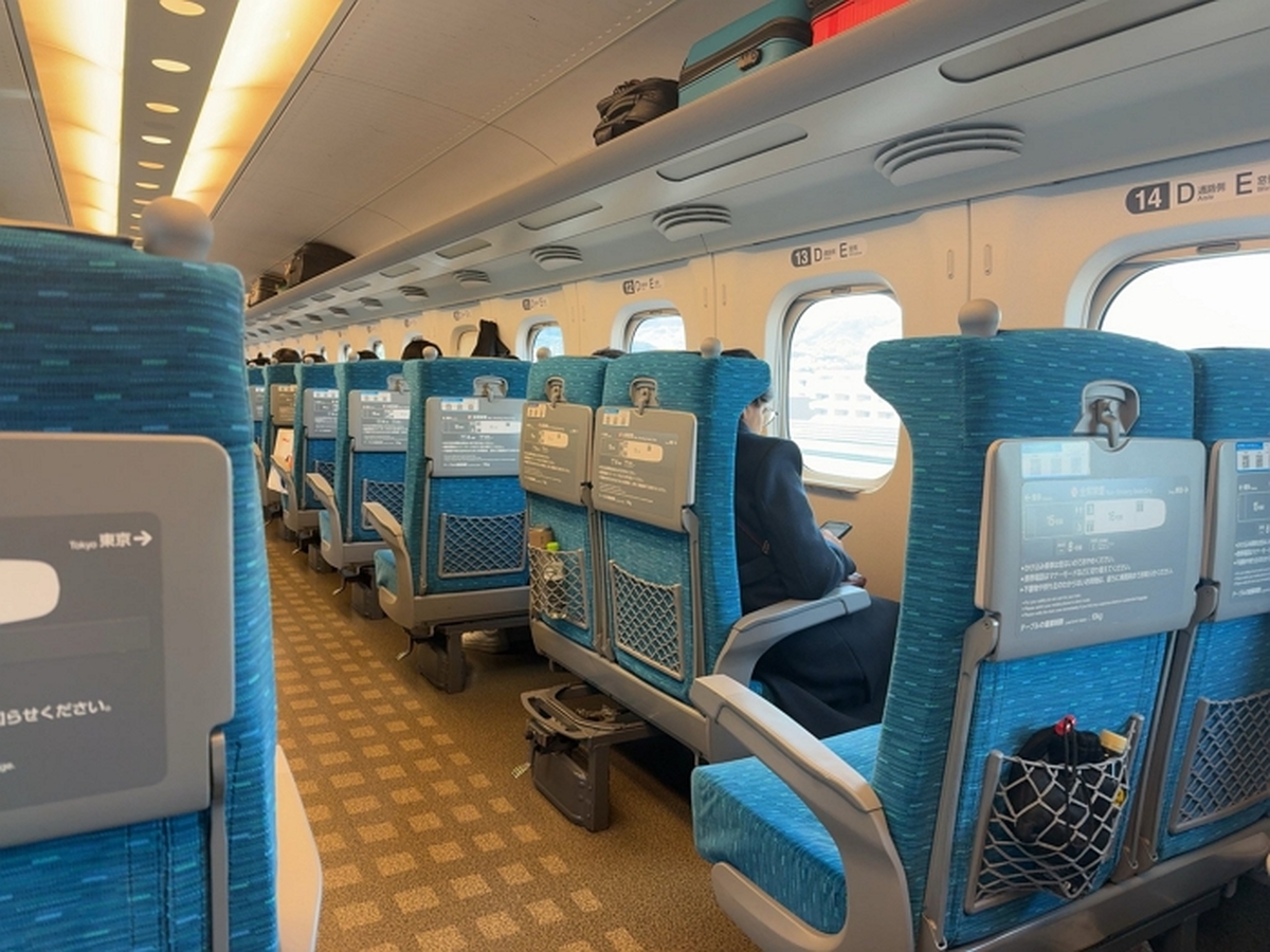 좌석 돌려 앉은 외국인, 걱정해줬더니... 日 열차서 벌어진 황당한 일