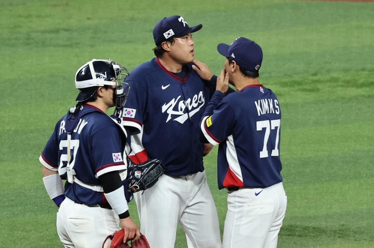 origin_류현진다독이는김광삼투수코치.jpg
