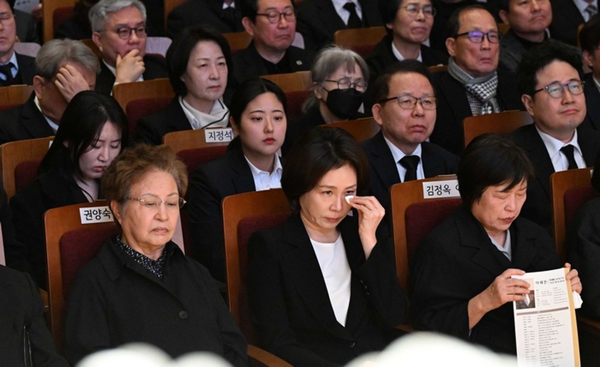 김혜경 여사, 故 이해찬 총리 49재 참석해 '눈물'... 李대통령 대신해 마지막 예우