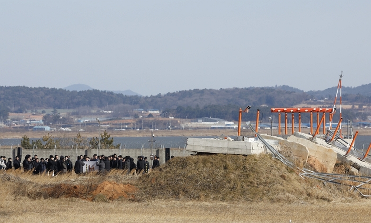origin_무안공항콘크리트둔덕조사하는특조위.jpg