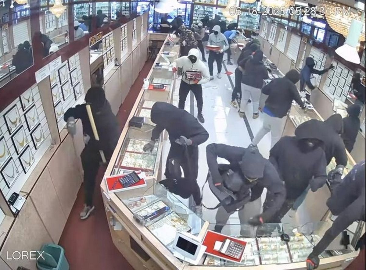 70초만에 25억 싹쓸이... 미국서 난리난 ‘금은방 강도 사건’ 실제 영상
