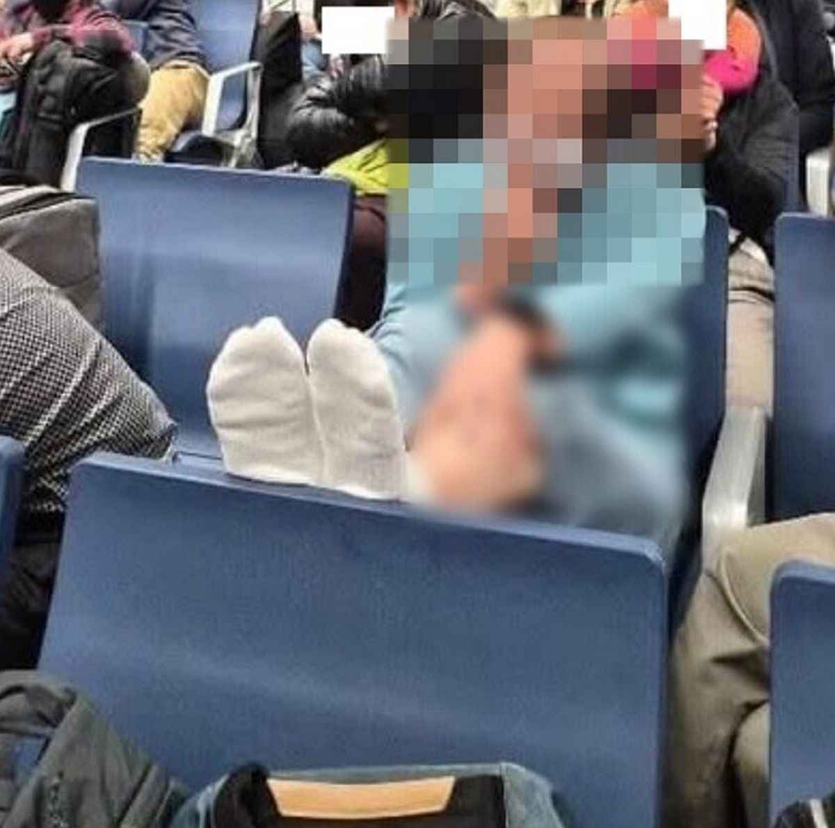 “나라 망신 제대로 시켰다”... 필리핀 공항서 앞좌석에 ‘맨발’ 올리고 배짱 부린 한국인 남성