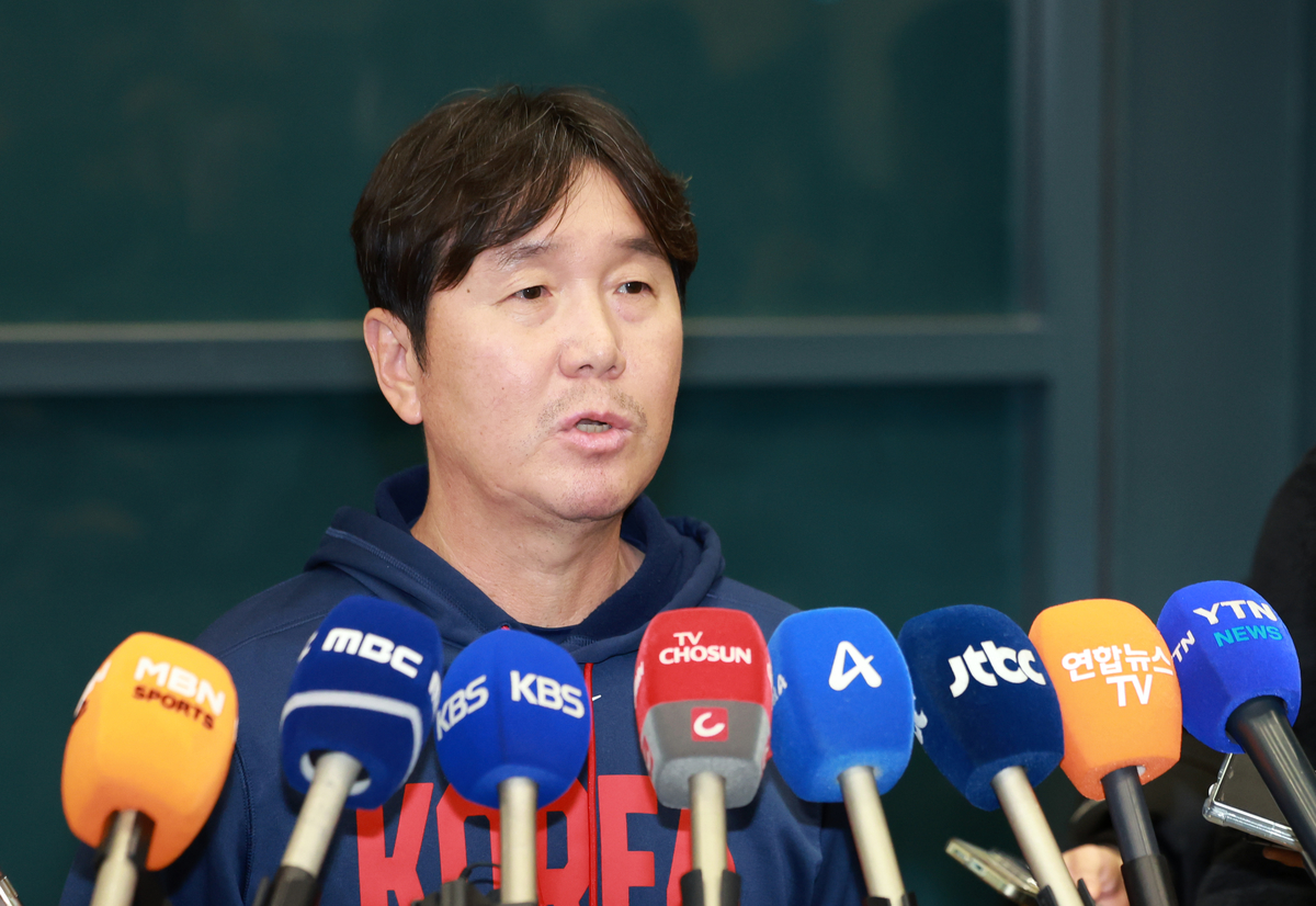 류지현 월드베이스볼클래식(WBC) 야구대표팀 감독이 16일 인천국제공항 제1여객터미널에서 취재진의 질문에 답하고 있다. 2026.3.16/뉴스1