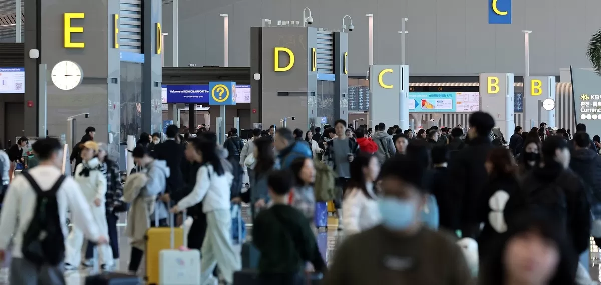 인천국제공항 2터미널이 출국을 앞둔 시민들로 북적이고 있다. 뉴스1