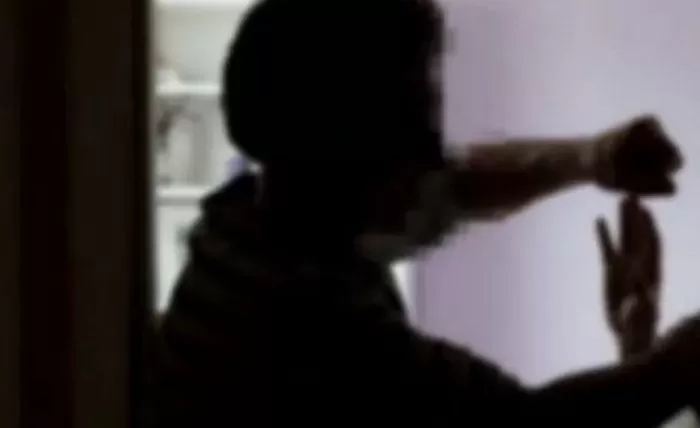 딸 머리 자른 아빠,머리 자른 아빠 선고,재물손괴 형량,딸 폭행 아빠,가정폭력 사례