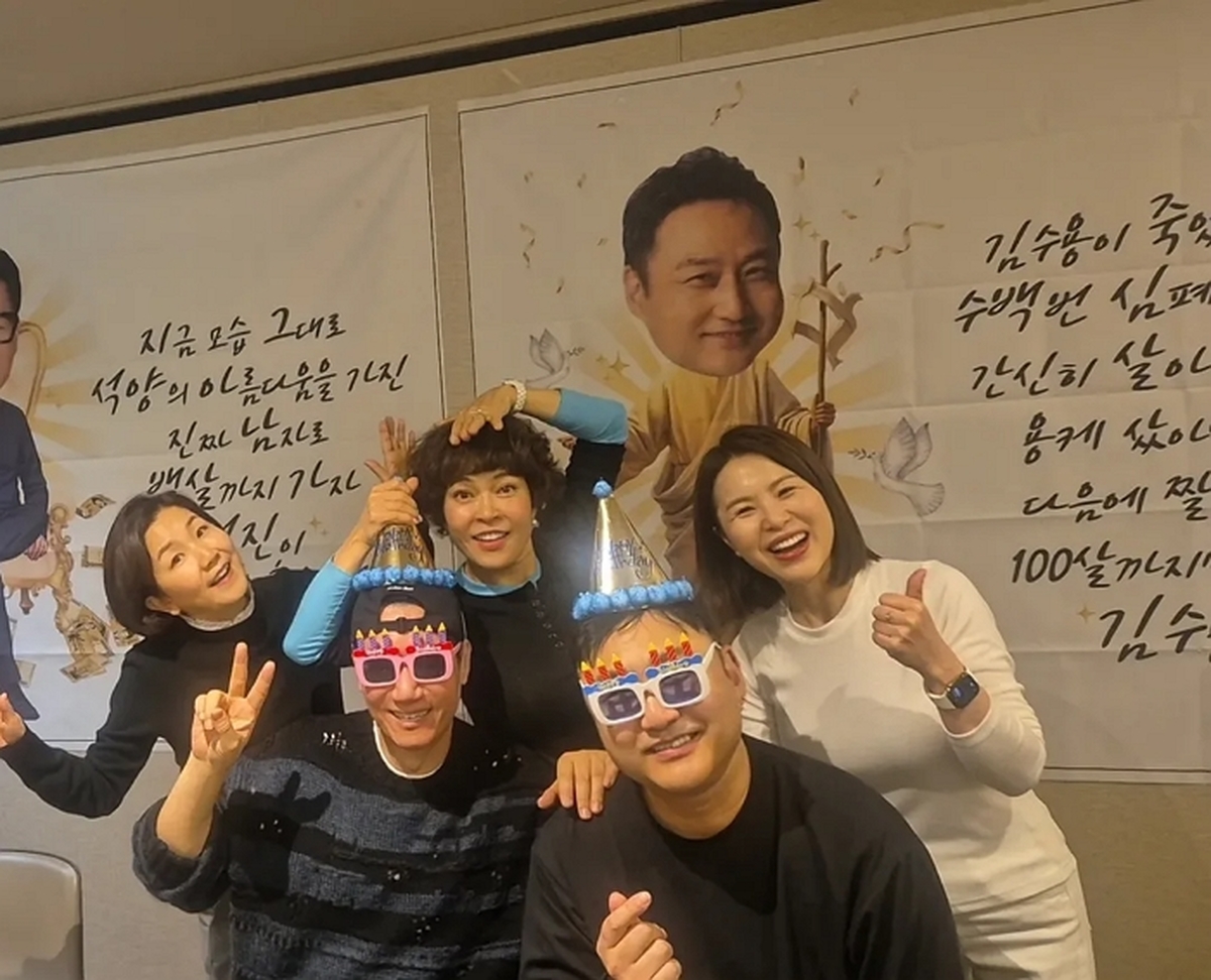 석진오빠,수용오빠~~환갑을 진심으로 축하해~♡내동기 지석진,데뷔때부터 늘 개그를 같이 짰던 김수용 ㅎ너무 든든하고 따뜻한 오빠들~~♡언제나 우리곁에 건강하게 있어줘요!!용.jpg