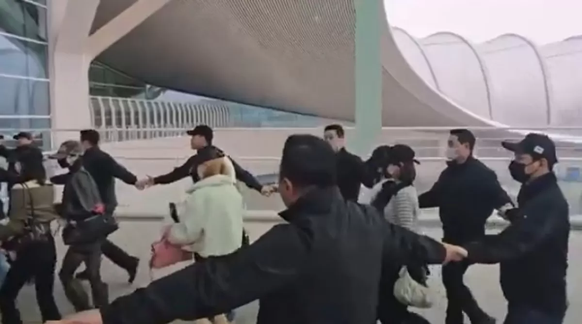 18일 인천공항에서 출국하는 걸그룹 하츠투하츠 멤버들과 경호원들 [X 캡처]