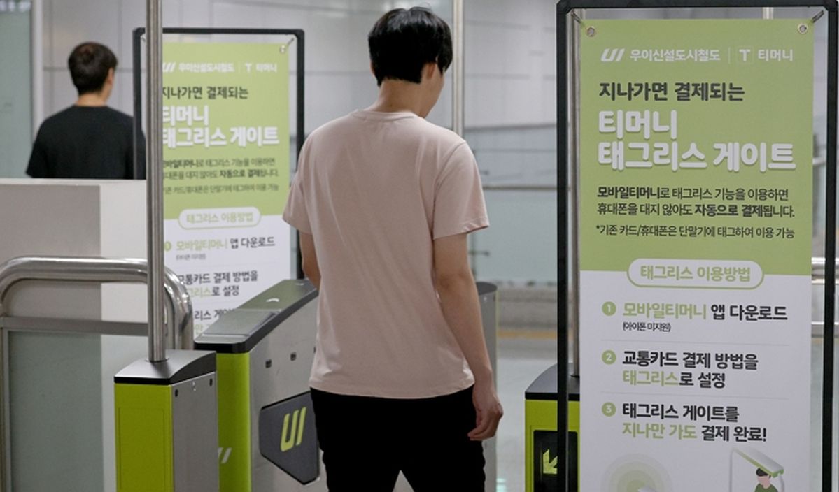 내년부터 서울 지하철 탈 때 ‘교통카드 태그’ 없이 게이트 통과할 수 있다