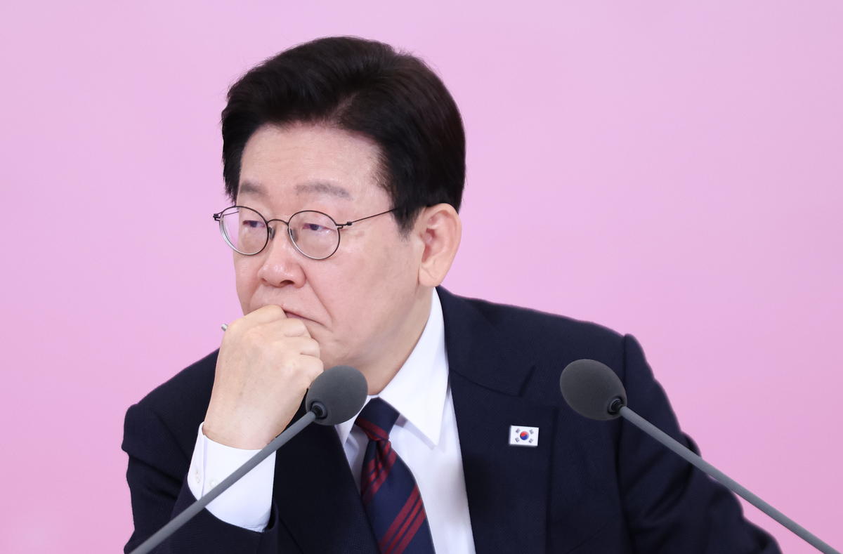 origin_발언경청하는이재명대통령 (1).jpg