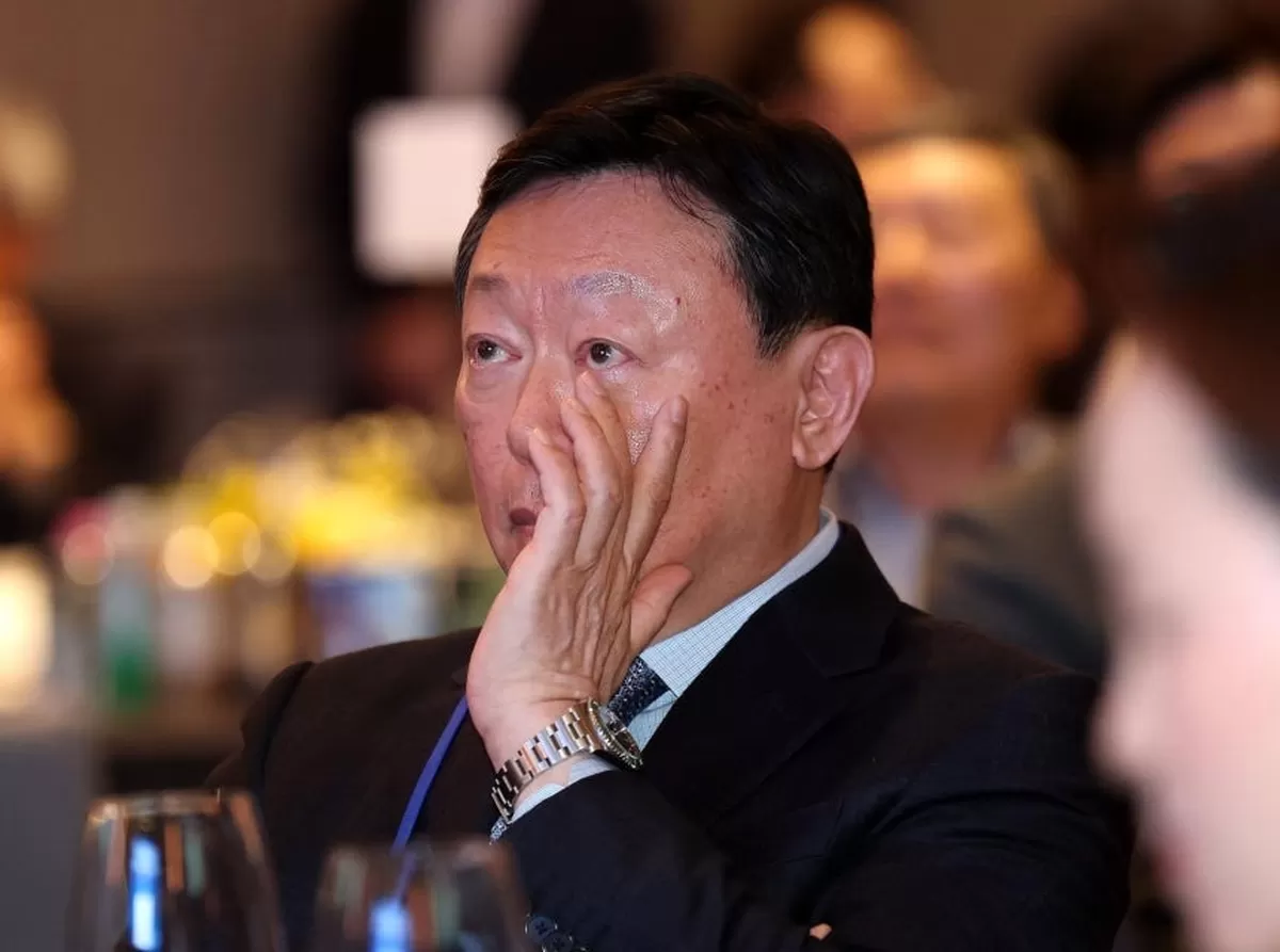 신동빈 롯데그룹 회장이 19일 서울 송파구 시그니엘 서울에서 열린 스키·스노보드 국가대표 격려행사에서 특별 영상을 지켜보던 중 벅차오르는 감동에 눈시울을 붉히고 있다. 뉴스1