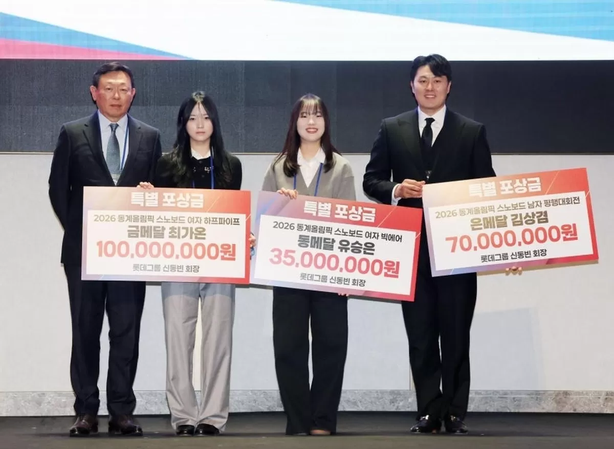 신동빈 롯데그룹 회장이 19일 서울 송파구 시그니엘 서울에서 열린 스키·스노보드 국가대표 격려행사에서 한국 설상 종목 최초로 금메달을 목에 건 최가온, 스노보드 남자 평행대회...