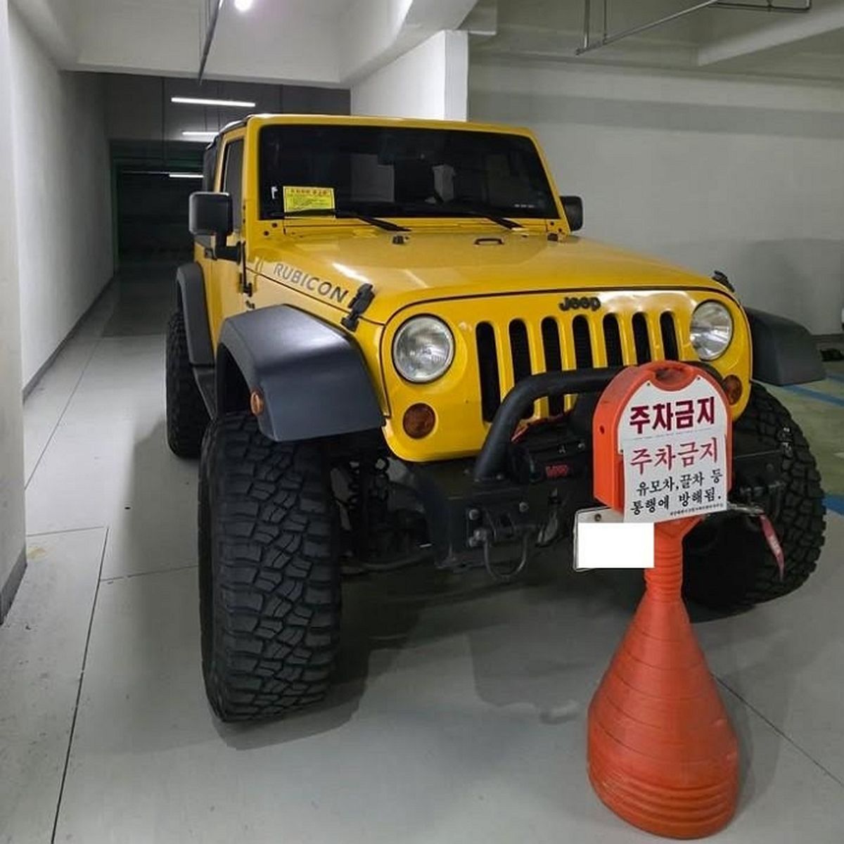 주차금지 표지에도 떡하니... 아파트 지하 주차장 통로 가로막은 ‘지프 랭글러’ 차량