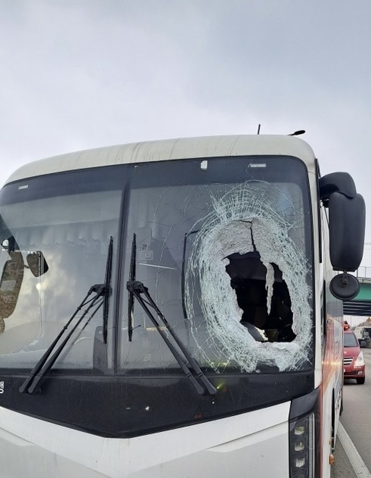 사고 당시 화물차 바퀴가 날아든 버스.(경기도소방재난본부 제공) / 뉴스1