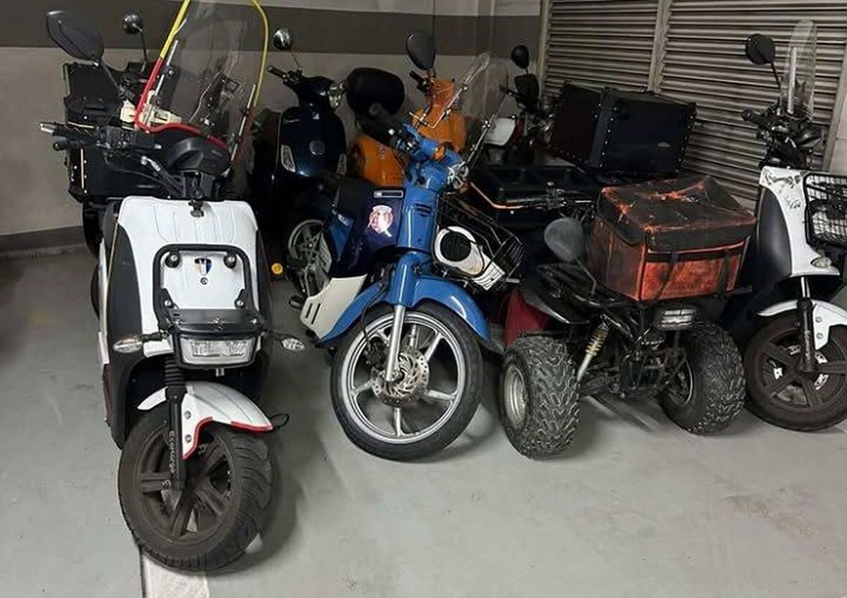 번호판 없는 오토바이 10대로 '아파트주차장' 무단 주차... 허위 안내문까지 붙였다