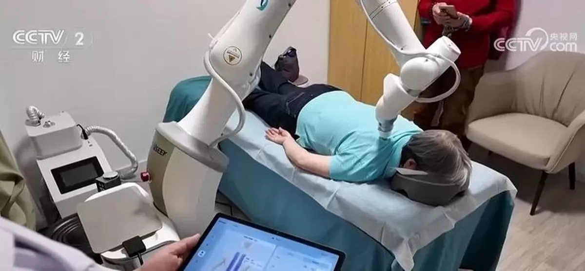 [서울=뉴시스] 중국 베이징 경제기술개발구 이좡의 로봇 노인 돌봄 센터에서 로봇이 마사지를 하고 있다.(출처: CCTV 화면 캡처) 2026.03.18. *재판매 및 DB 금지