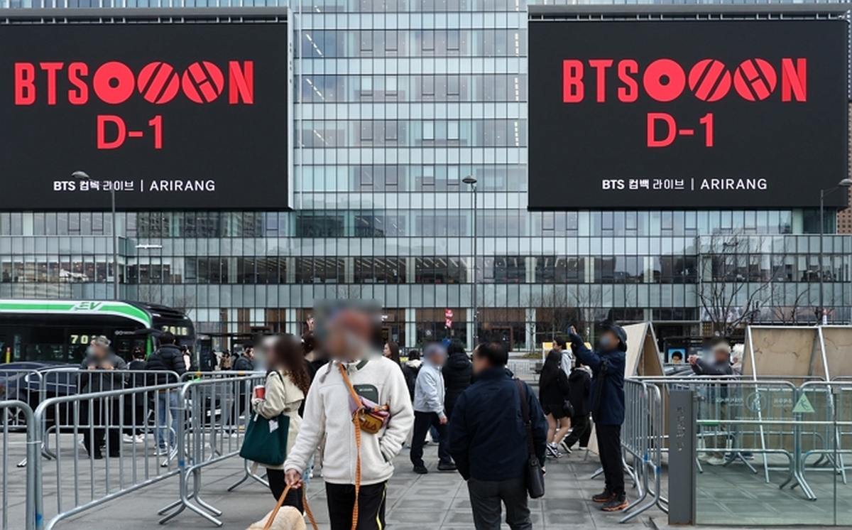 경찰, BTS 광화문 공연날 ‘결혼식 하객’ 실어 나른다... 이례적 수송 지원