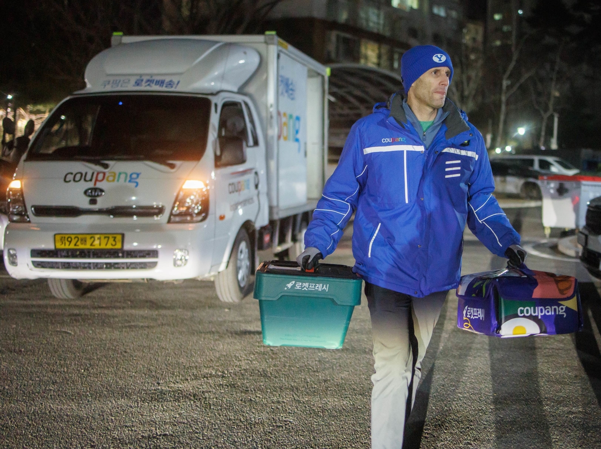 [쿠팡 이미지9] 로저스 대표가 프레시백을 들고 배송업무를 하고 있는 모습.jpg
