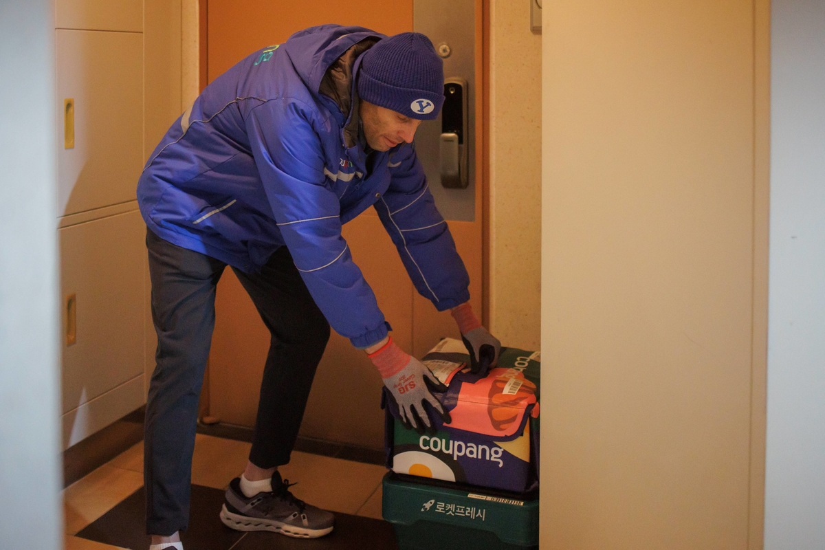 [쿠팡 이미지8] 로저스 대표가 프레시백을 들고 배송업무를 하고 있는 모습.jpg