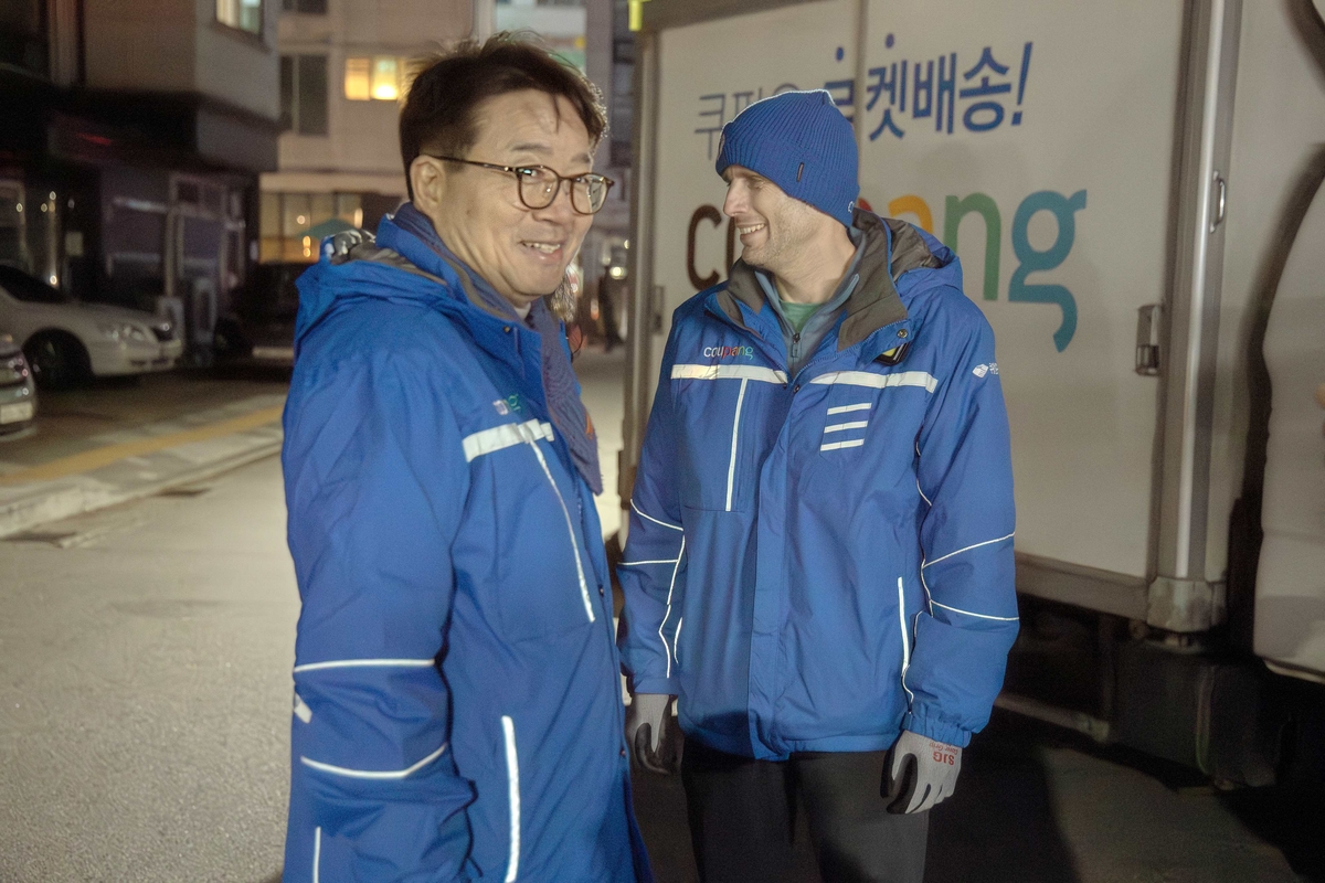 [쿠팡 이미지10] 로저스 대표와 염 의원이 배송 도중 만나 대화를 나누고 있다.jpg