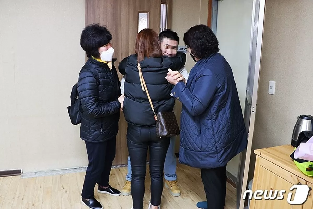 전북 완주경찰서에 따르면 A씨(58)가 지난 12일 한 장애인 복지시설에서 31년 전 잃어버린 아들 B씨(36)와 극적으로 상봉했다.(완주경찰서 제공)2021.3.15/...
