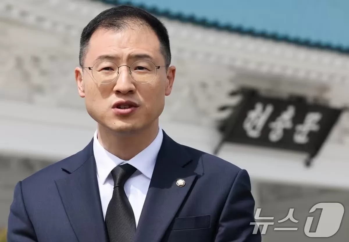 본문 이미지 - 탈당 압박을 받아온 김상욱 국민의힘 의원이 8일 서울 동작구 현충원을 참배한 뒤 거취에 대한 입장을 밝히고 있다. 2025.5.8/뉴스1 ⓒ News1 허경 기자