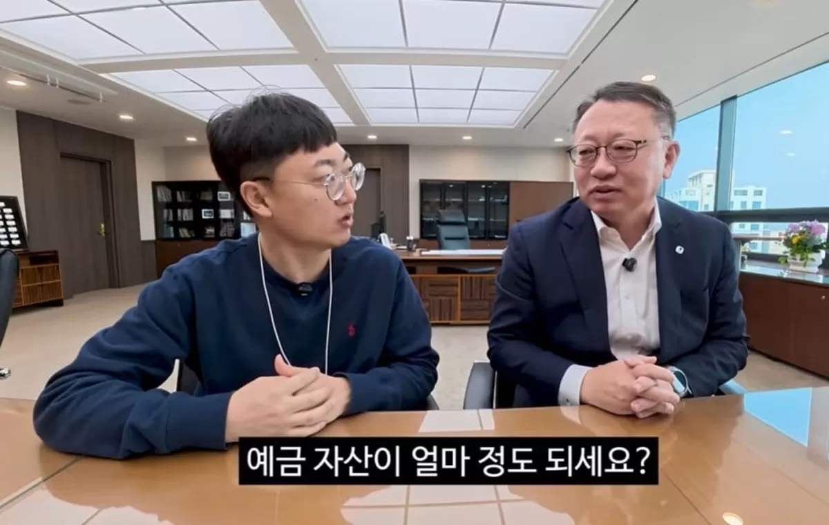 유튜버 김선태씨(왼쪽)와 정진완 우리은행장./ 유튜브 김선태