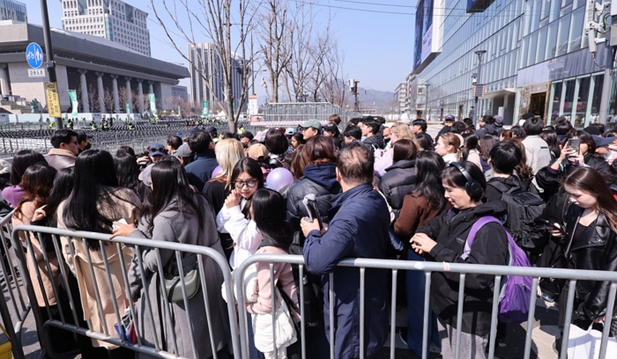 BTS 광화문 공연장서 금속탐지기 울린 '식칼' 소지자... 황당한 정체