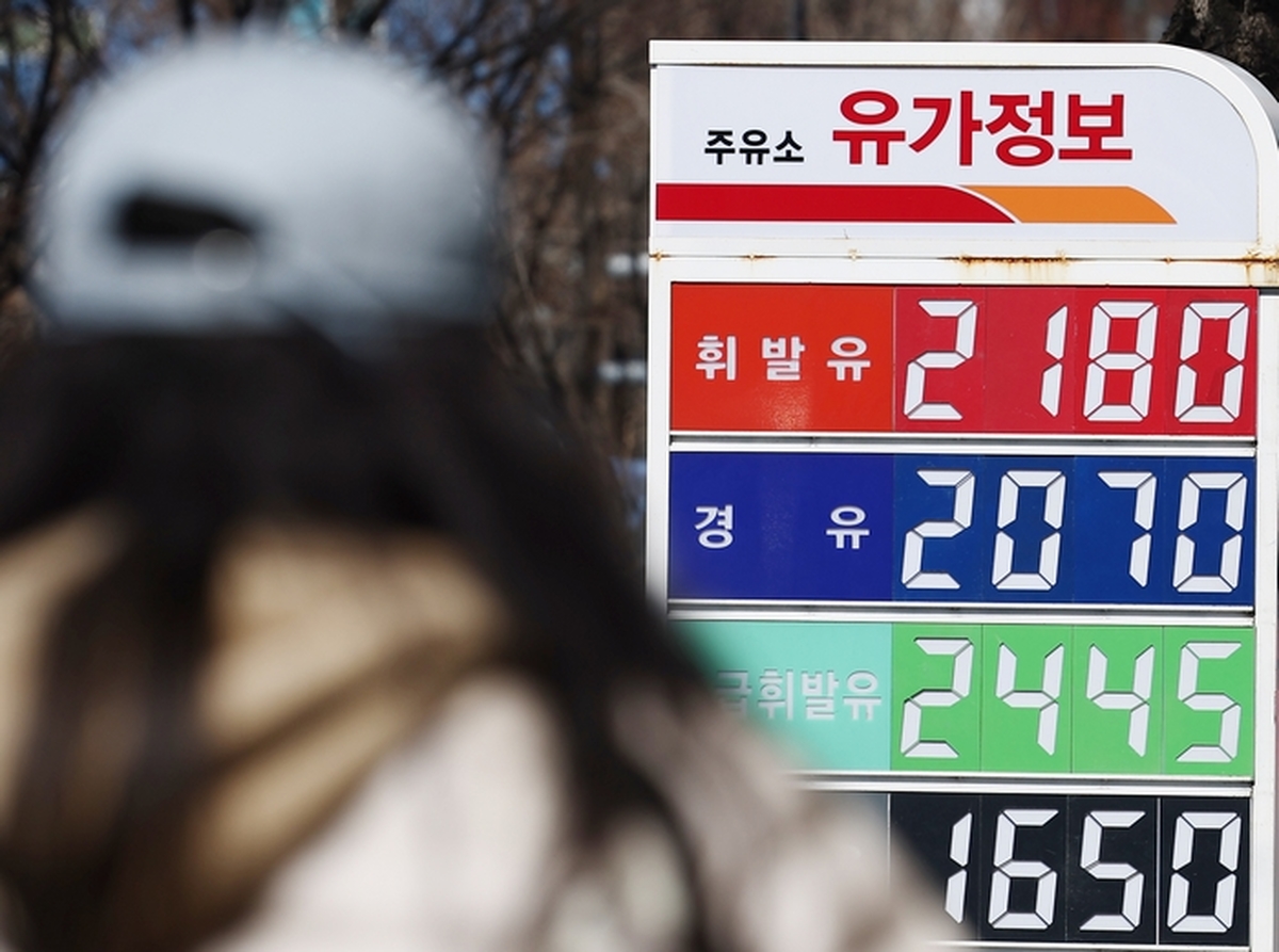 '석유 최고가제' 시행 첫 주, 전국 주유소 기름값 '뚝'... 휘발유 72원·경유 96원 하락