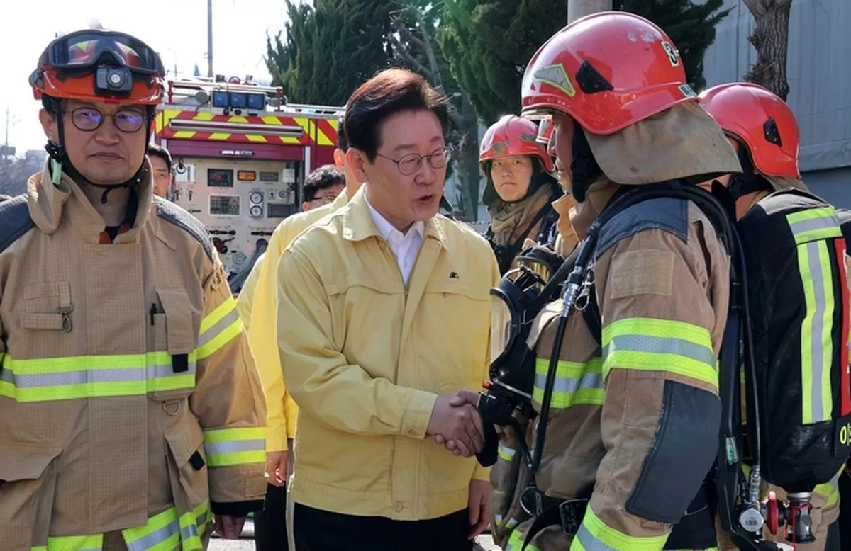 이재명 대통령이 21일 대형 화재로 인명피해가 발생한 대전 대덕구 자동차 부품 제조 공장을 찾아 소방관을 격려하고 있다. 2026.3.21 / 뉴스1