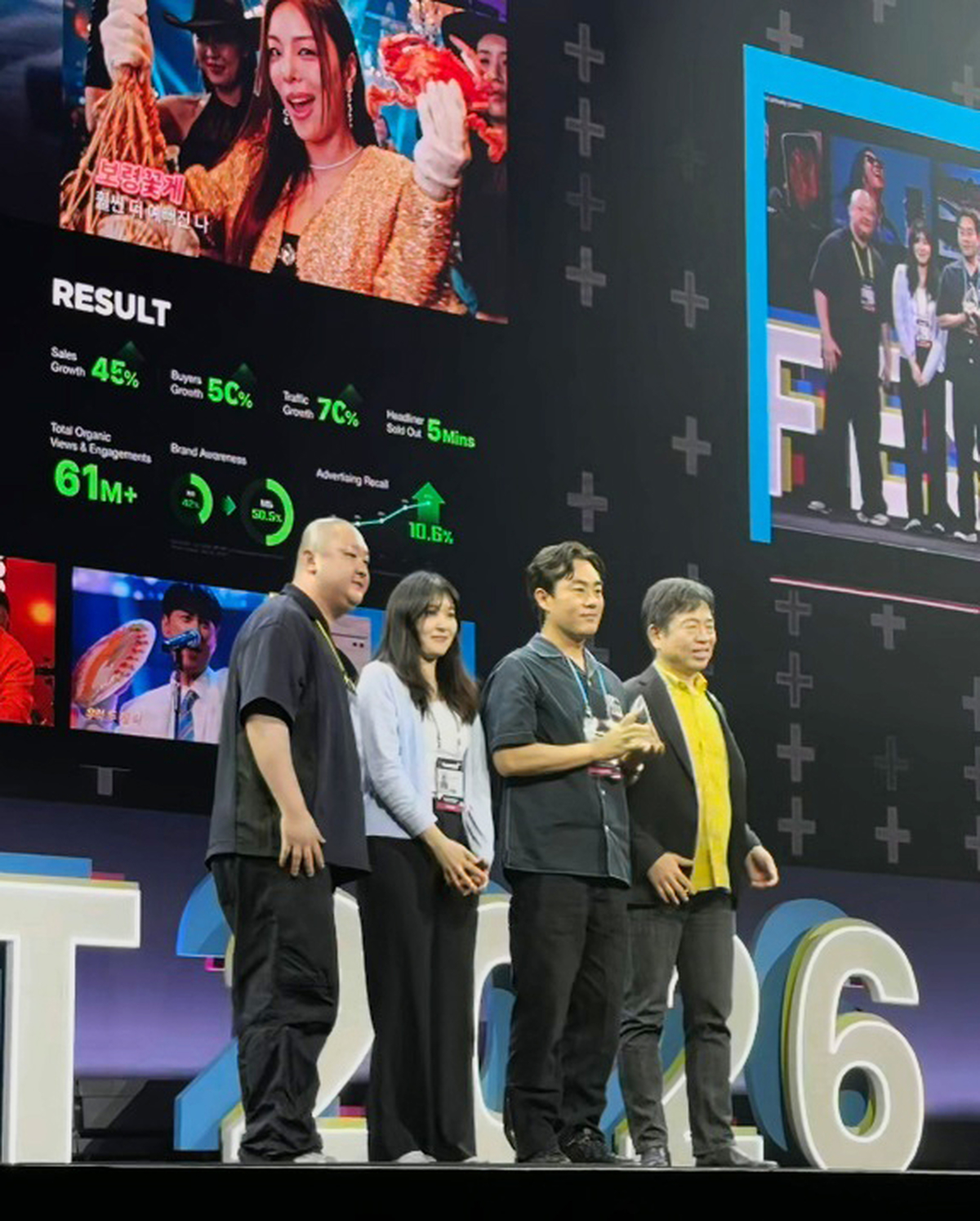 [사진] G마켓 브랜드마케팅 이나영매니저(왼쪽에서 두 번째)가 ‘애드페스트 2026’ 은상 수상 후 기념촬영을 하고 있다..jpg