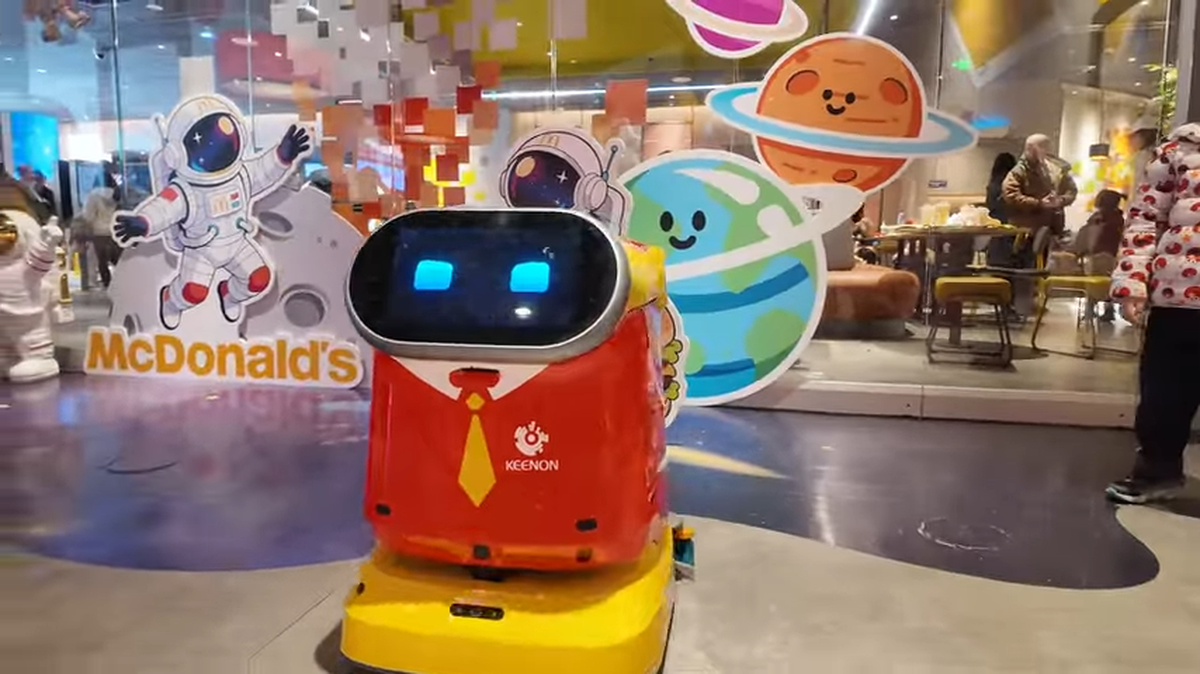 KEENON robot squad suit up and join the McDonald’s party! 0-19 screenshot (3).png