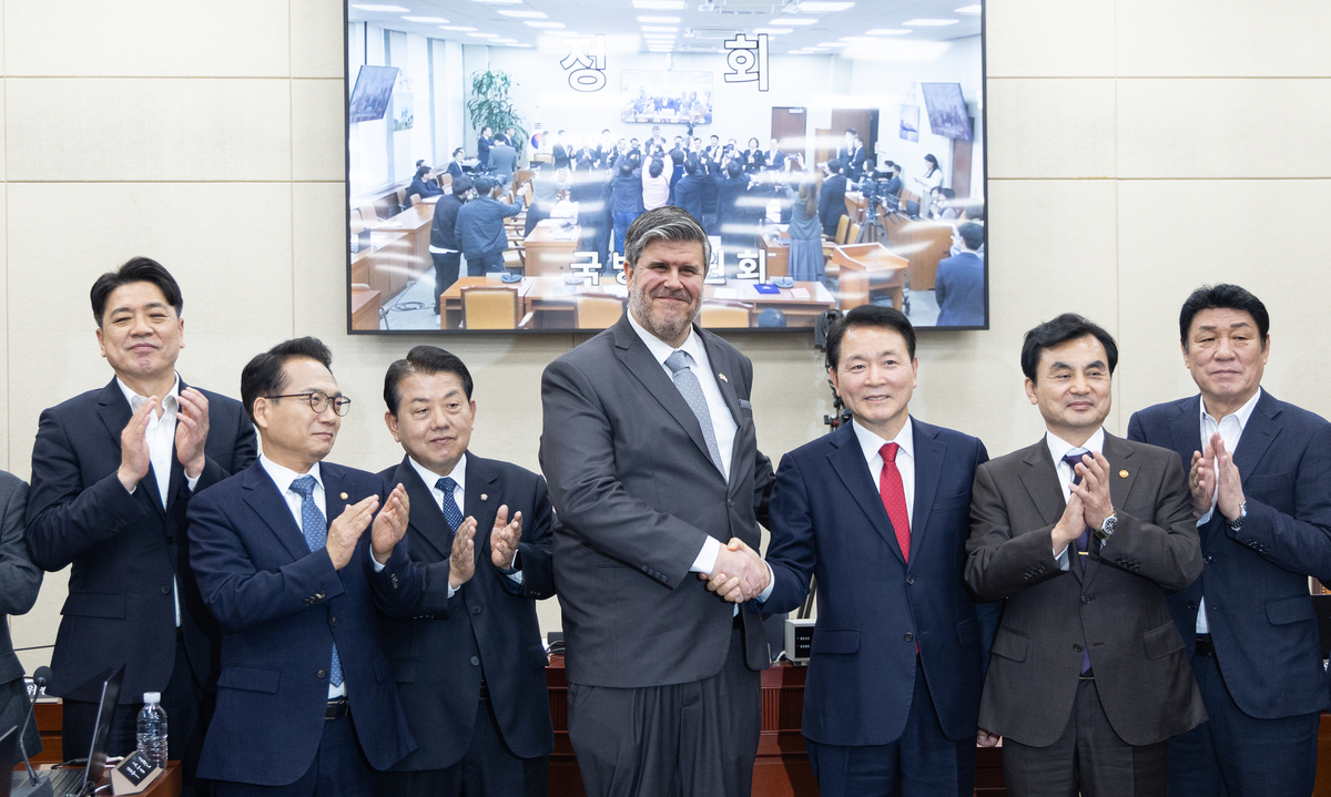 24일 서울 여의도 국회에서 열린 제433회국회(임시회) 국방위원회 제2차 전체회의에서 성일종 국방위원장과 필립 라포르튠 주한캐나다 대사가 대한민국과 캐나다간 국방·방산 협력 확대를 위한 결의안을 채택한 뒤 기념촬영하고 있다 / 뉴스1