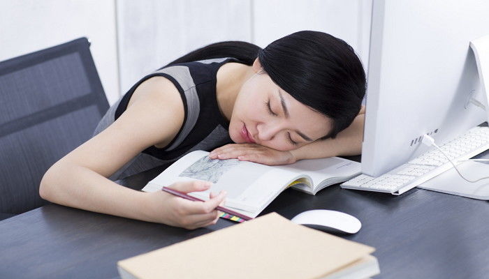 점심시간엎드려자기,책상에엎드려자기,요골신경손상,엎드려자다팔마비,춘곤증