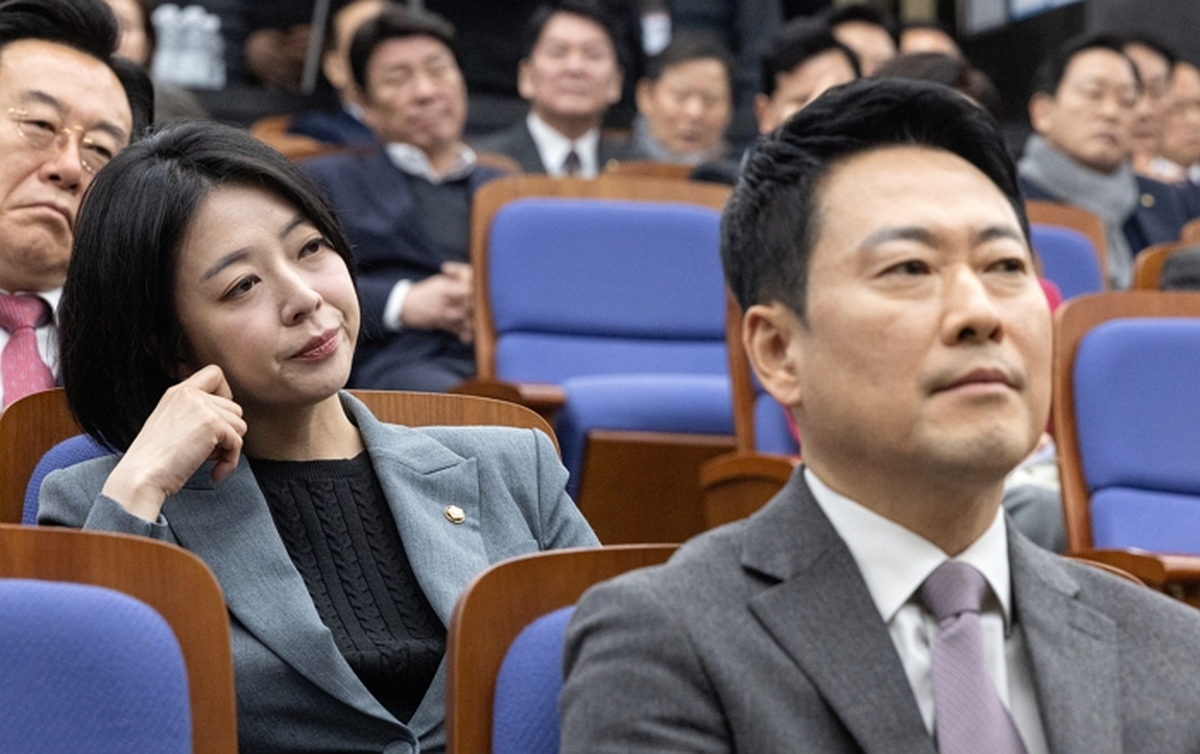 origin_의원총회자리한배현진의원 (1).jpg