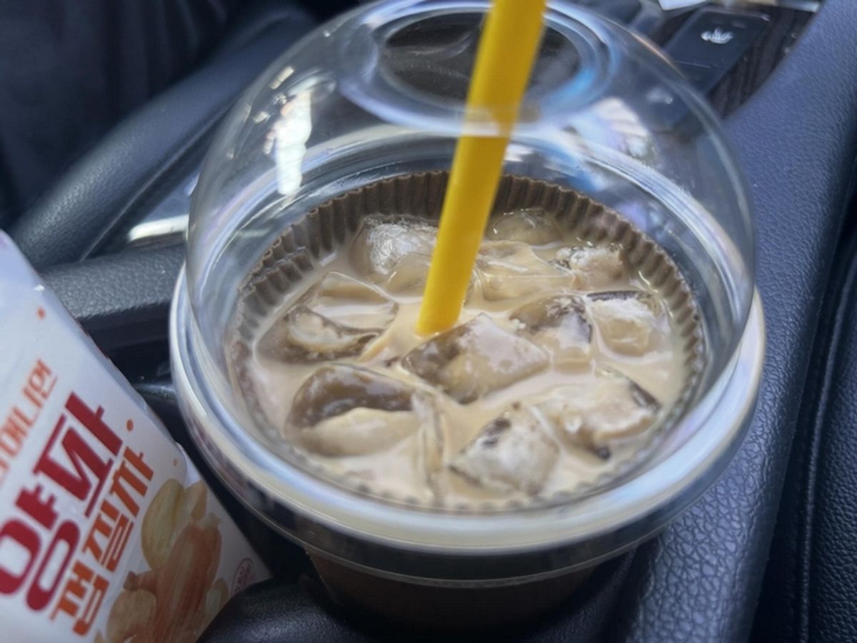 얼마나 바빴으면 음료 속에 ‘컵홀더’가?... “메가MGC커피서 황당한 일을 겪었습니다”