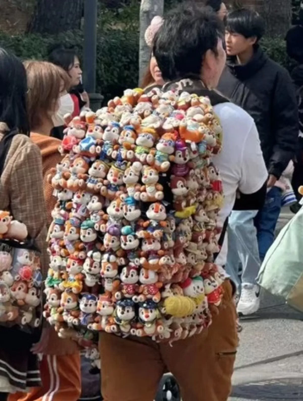 최근 중국 젊은 층 사이에서 가방에 좋아하는 아이돌이나 캐릭터 관련 굿즈를 다수 달고 다니는 이타백(ita bag) 스타일이 다시 주목받고 있다. 사진=SCMP