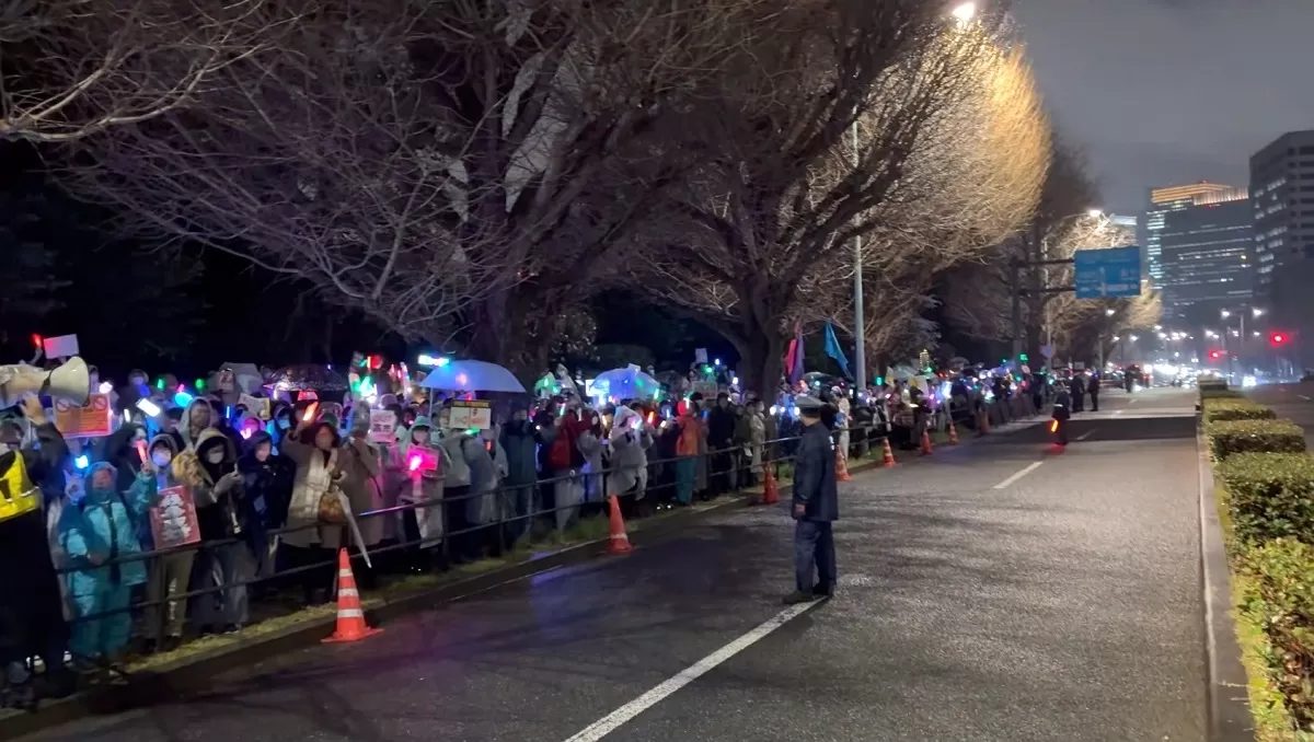 도쿄 국회 앞 점령한 '응원봉 물결'... 한국 시위 문화가 일본 거리를 밝게 물들였다