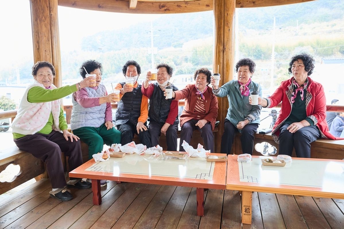 배 타야 먹을 수 있던 햄버거가 눈앞에... 어르신 위해 ‘키오스크’ 싣고 섬마을 직접 찾아간 맥도날드