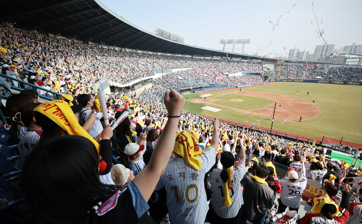 서울 송파구 잠실야구장에서 열린 '2025 신한 SOL 뱅크 KBO리그' 롯데 자이언츠와 LG 트윈스의 경기에서 1루 LG 응원단이 2회말 박동원의 솔로홈런이 나오자 환호하고 있다. 2025.3.23/뉴스1