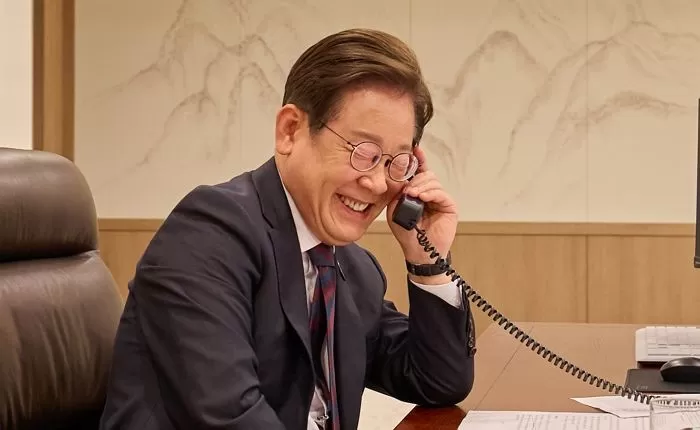 10일 이재명 대통령이 서울 용산구 대통령실 청사 집무실에서 시진핑 중국 국가주석과 전화 통화를 하고 있다. / 뉴스1