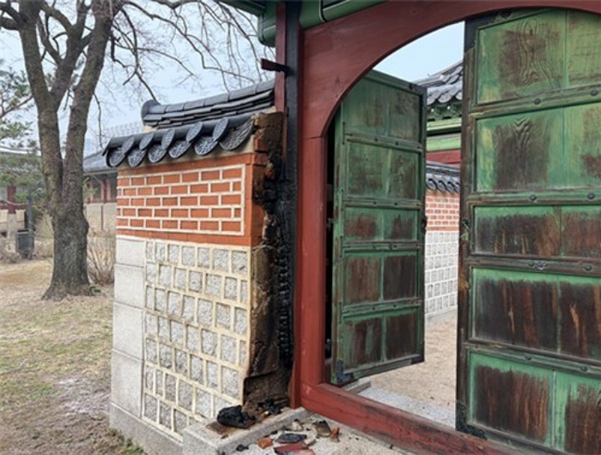 오늘(28일) 새벽, 경복궁서 화재... “기둥·문 그을음”